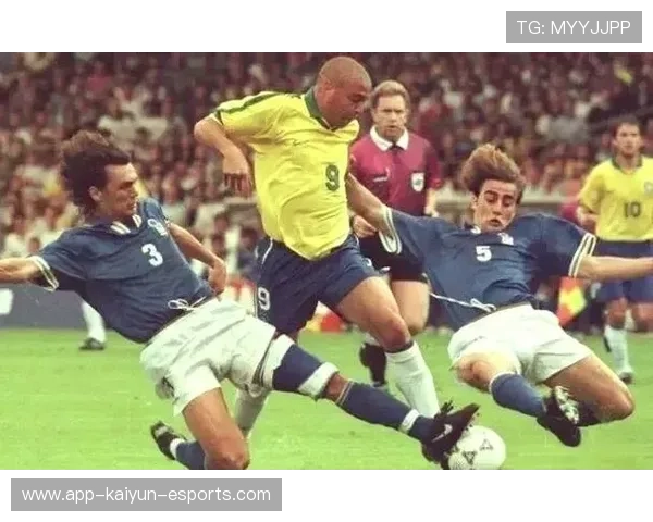 足球场上的传奇球星集结：回顾全球足球巨星的辉煌瞬间与历史成就