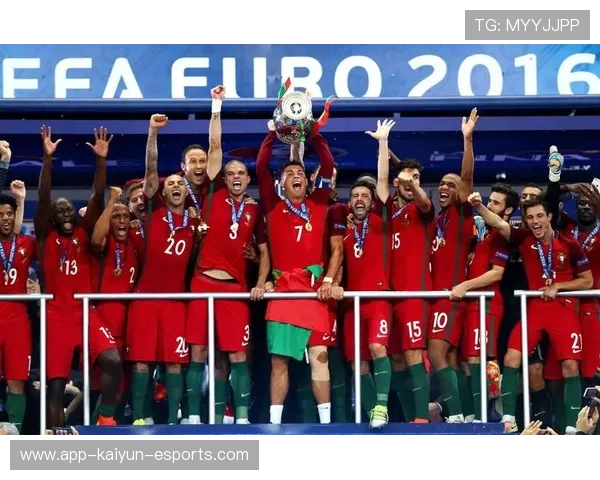 足球星星奖杯高清大图展现荣耀与辉煌见证历史时刻和传奇球员卓越表现