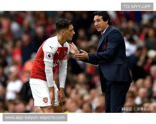 足球球星突发奇招引爆全场意外上演打观众屁股趣味一幕 足球球星突发奇招引爆全场意外上演打观众屁股趣味一幕